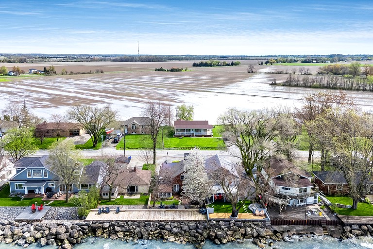 Cottages (Canada, Leamington, Ontario)