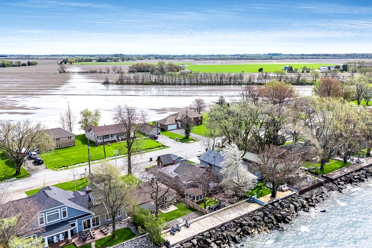 Cottages (Canada, Leamington, Ontario)