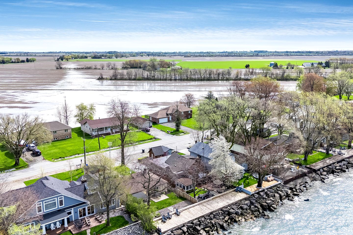 Picturesque Oceanfront Cottage with Hot-tub in Leamington, Ontario