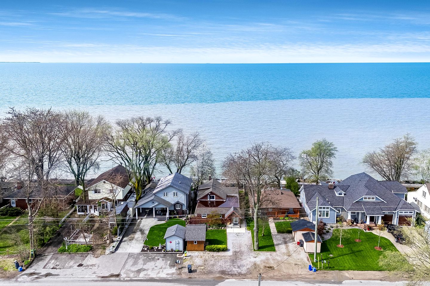 Picturesque Oceanfront Cottage with Hot-tub in Leamington, Ontario