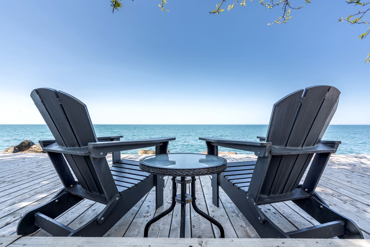Picturesque Oceanfront Cottage with Hot-tub in Leamington, Ontario