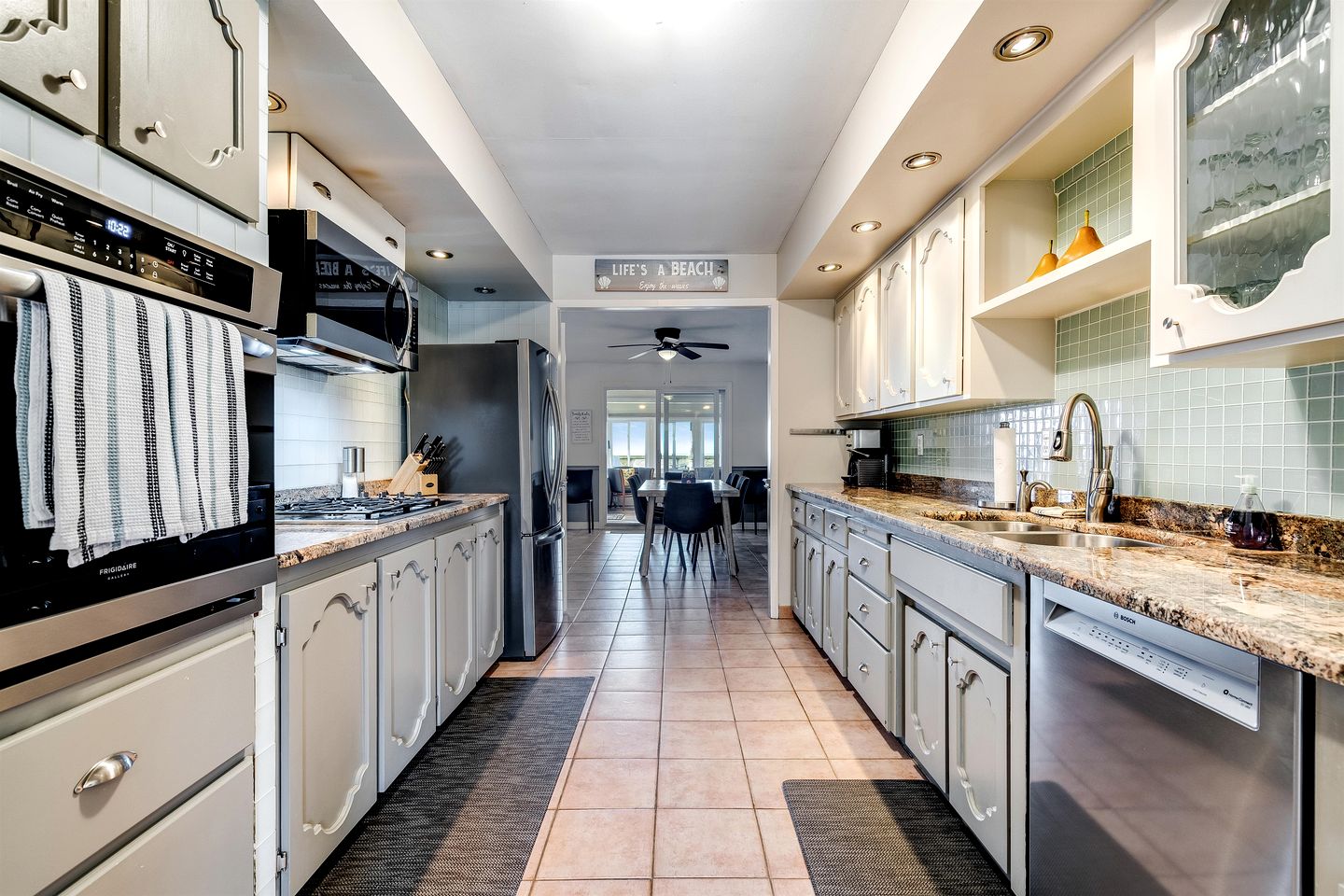 Picturesque Oceanfront Cottage with Hot-tub in Leamington, Ontario