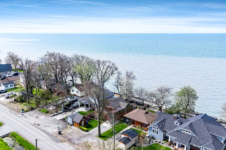 Cottages (Canada, Leamington, Ontario)