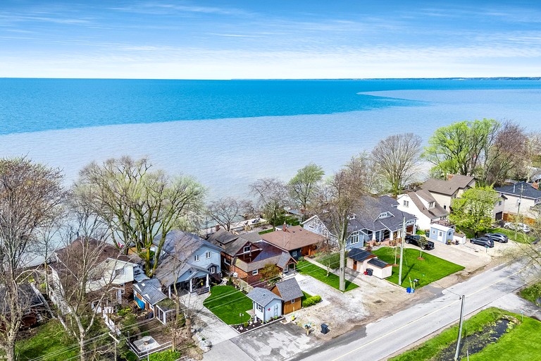 Cottages (Canada, Leamington, Ontario)