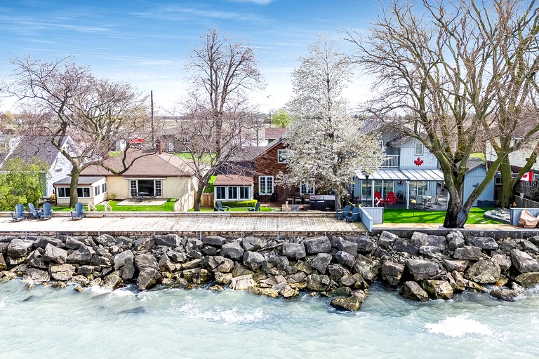 Cottages (Canada, Leamington, Ontario)