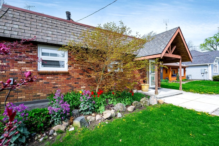 Cottages (Canada, Leamington, Ontario)