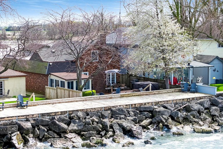 Cottages (Canada, Leamington, Ontario)