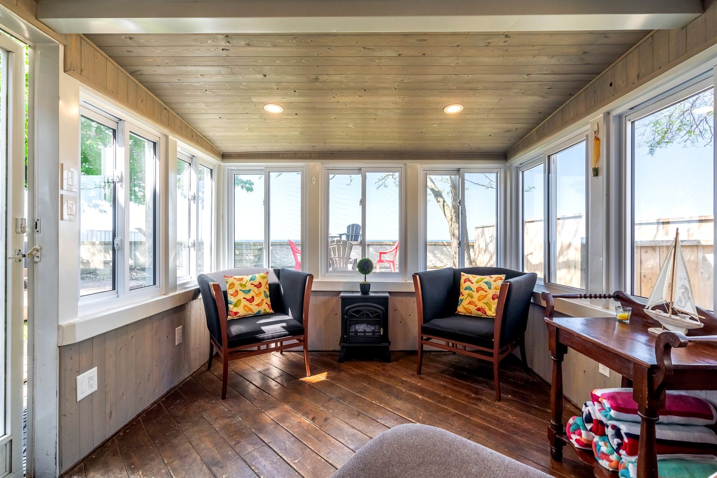 Picturesque Oceanfront Cottage with Hot-tub in Leamington, Ontario