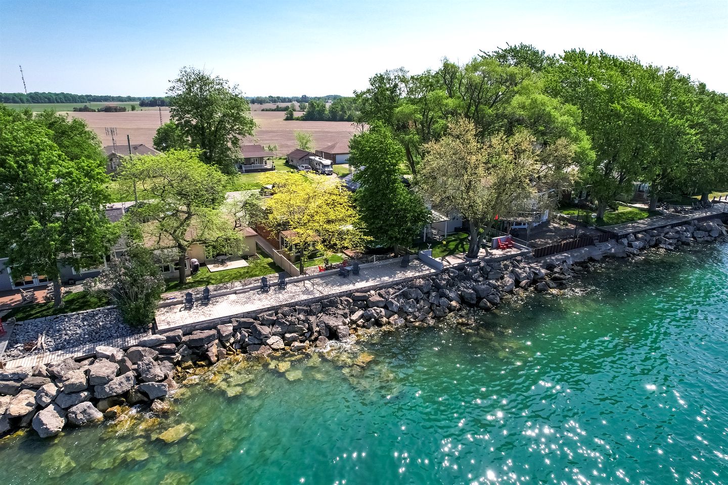 Picturesque Oceanfront Cottage with Hot-tub in Leamington, Ontario