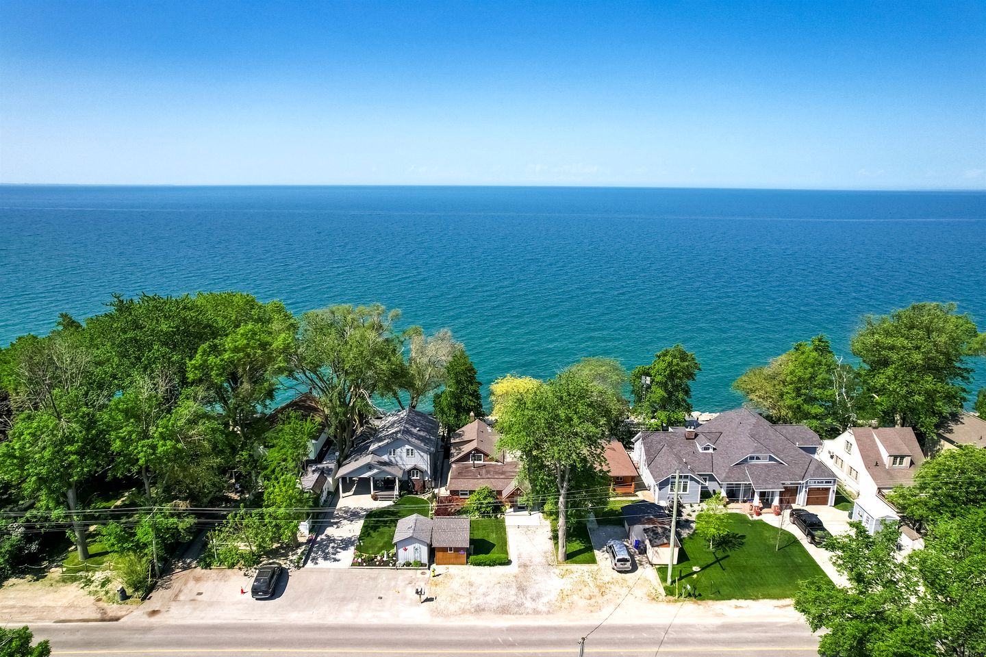 Picturesque Oceanfront Cottage with Hot-tub in Leamington, Ontario