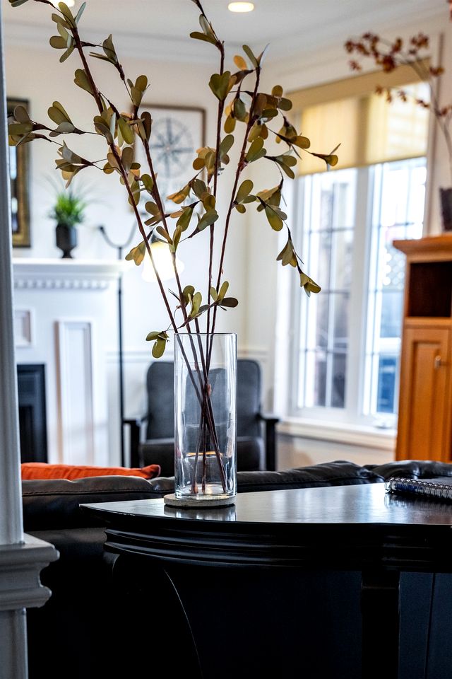 Picturesque Oceanfront Cottage with Hot-tub in Leamington, Ontario