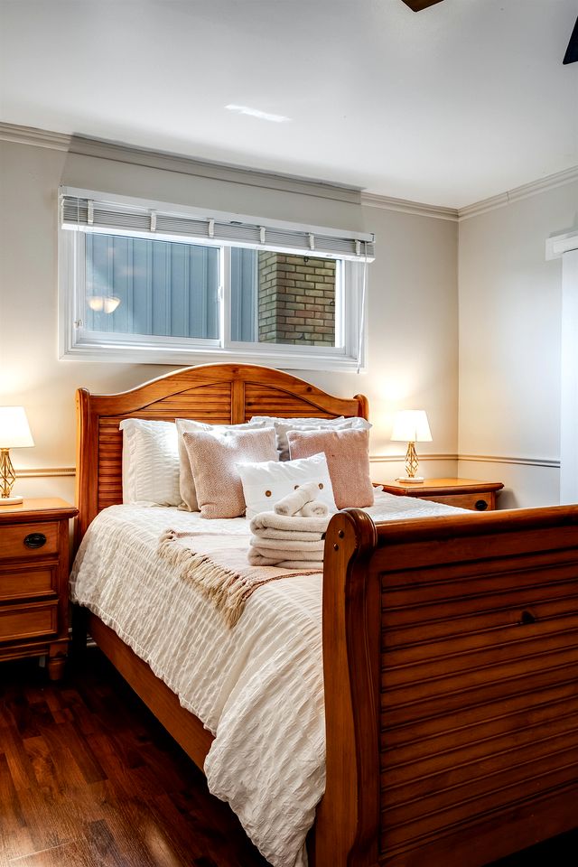 Picturesque Oceanfront Cottage with Hot-tub in Leamington, Ontario