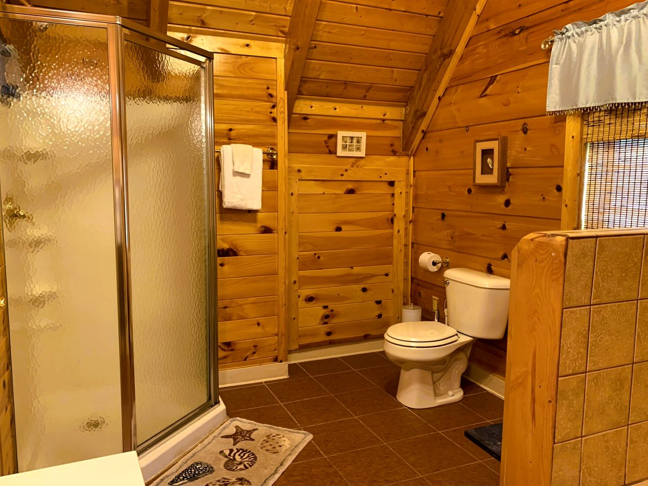 Picturesque Suite with Indoor Jacuzzi Tub in West Virginia