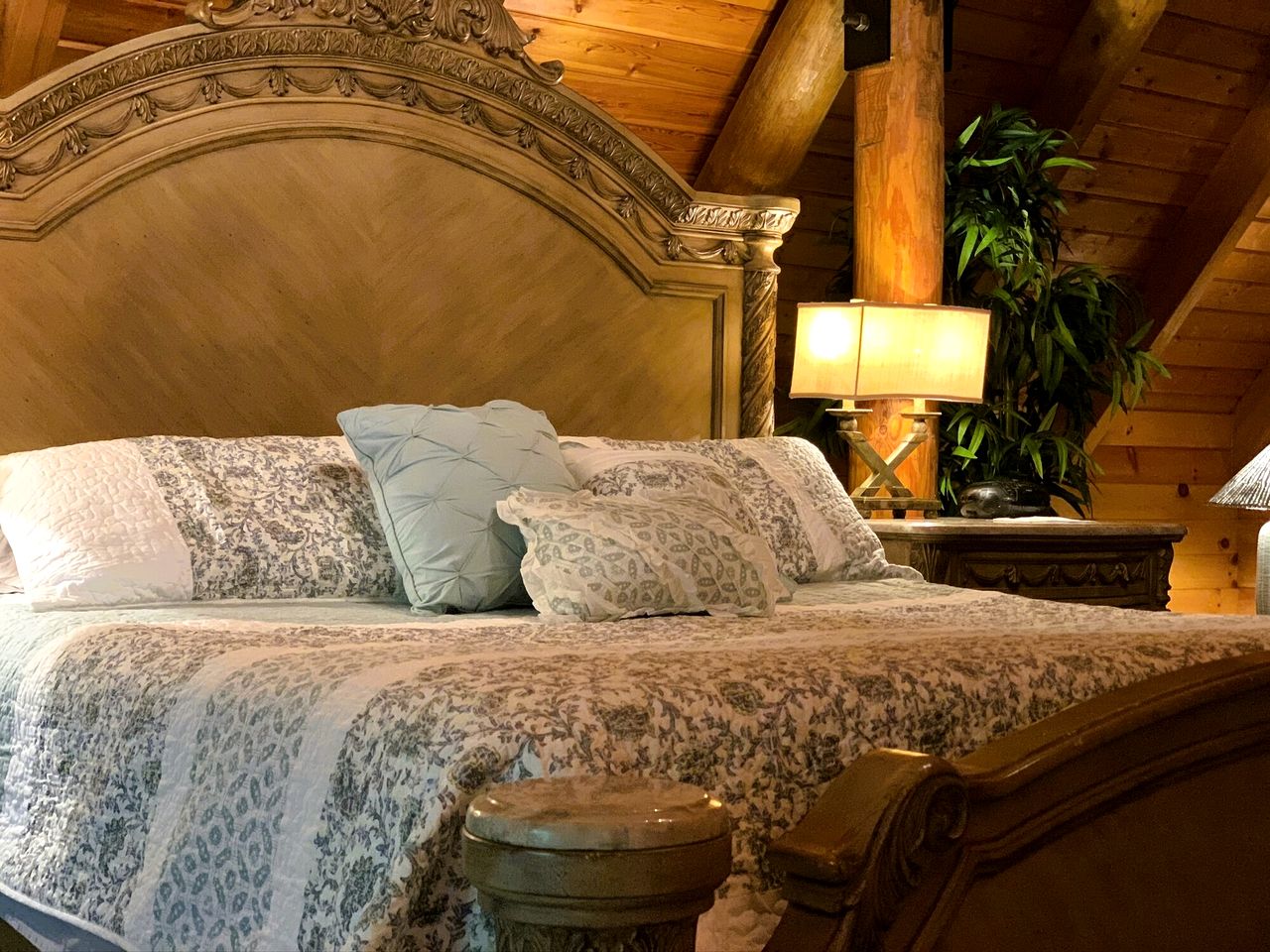 Picturesque Suite with Indoor Jacuzzi Tub in West Virginia