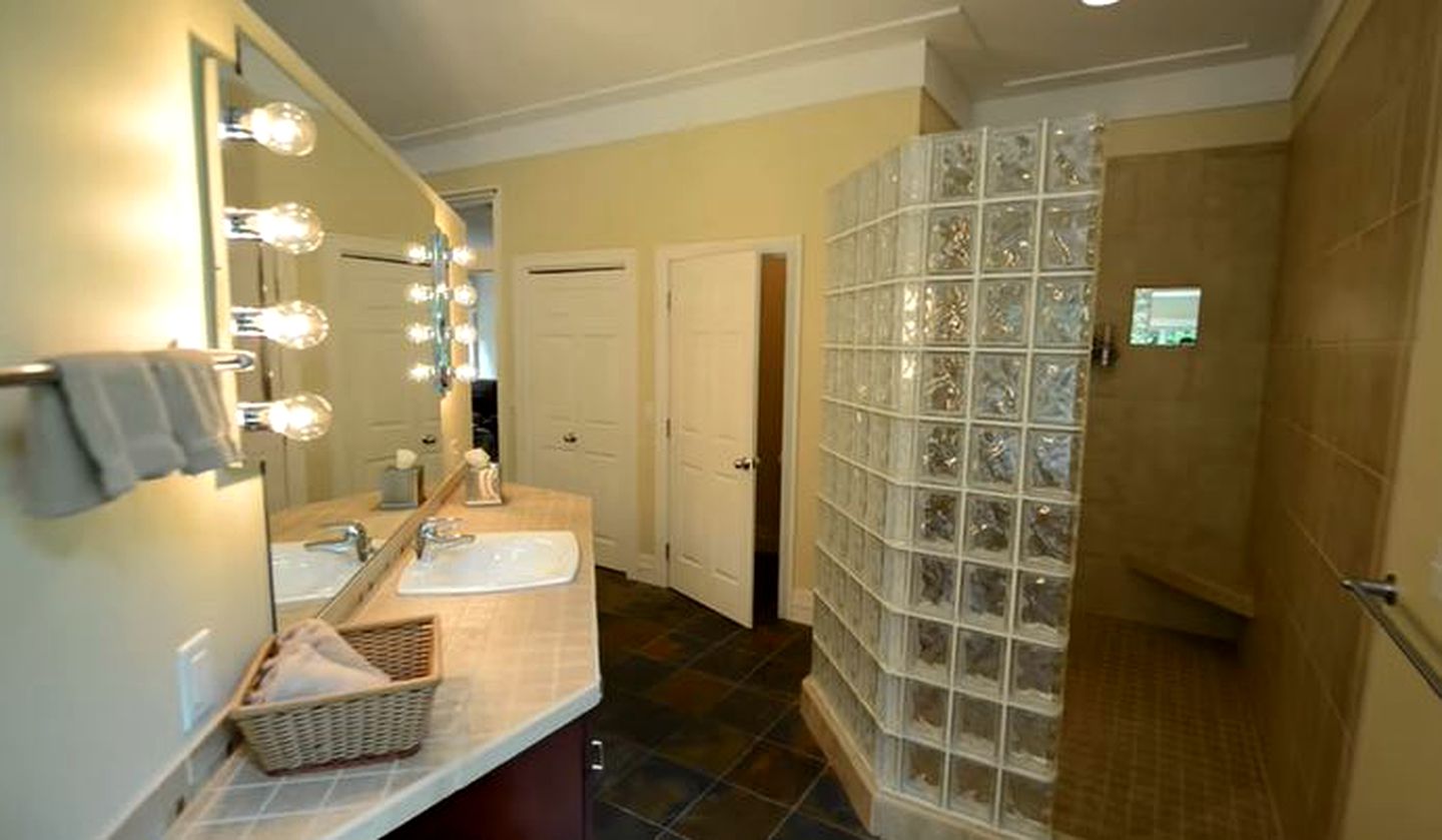 Tranquil Suite Rental with Hot Tub for Romantic Getaway near Lake Michigan in Holland, Michigan