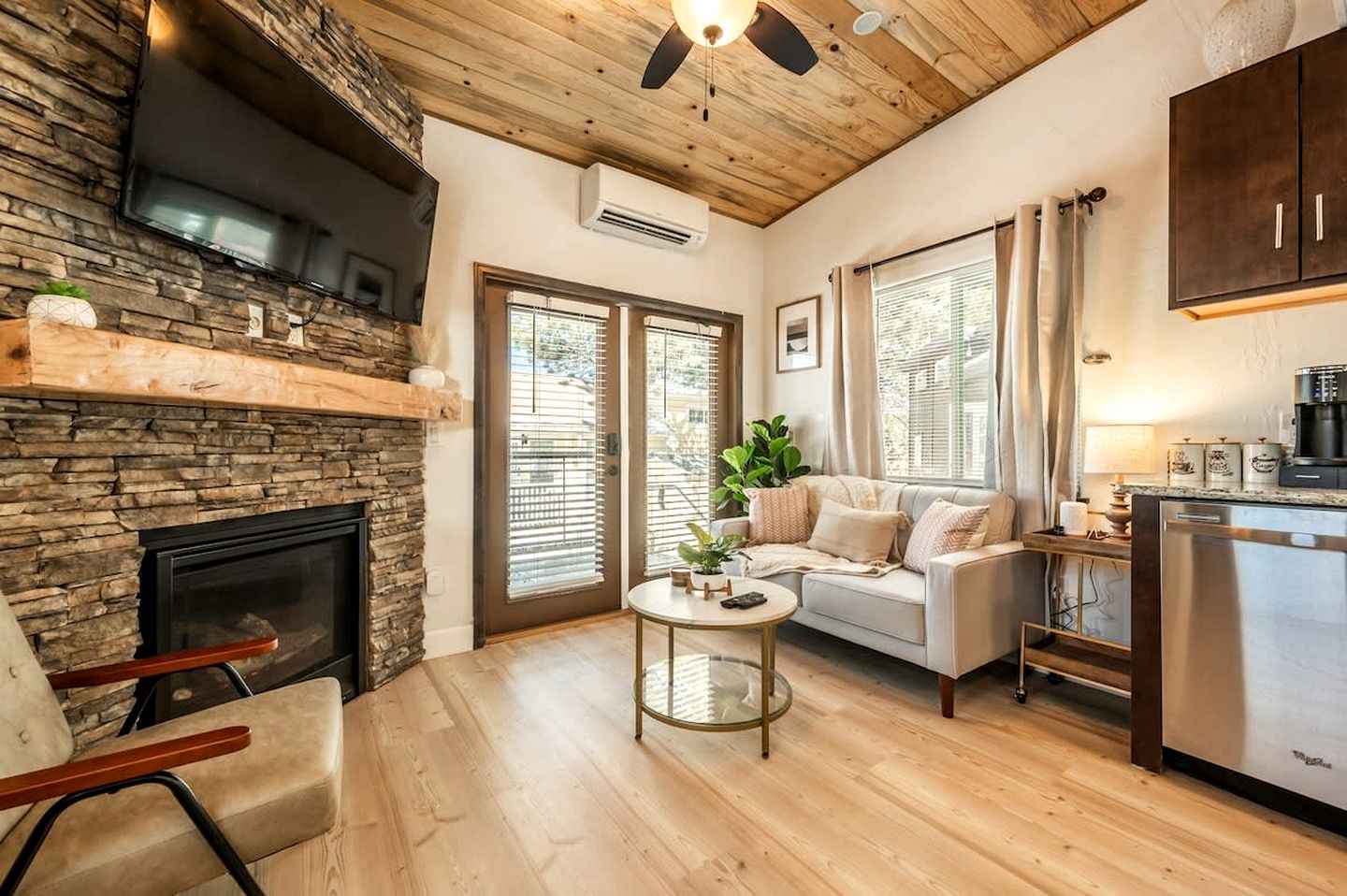 Beautiful Tiny Home Nestled in Woodland Park and near Manitou Springs, Perfect for a Weekend Getaway