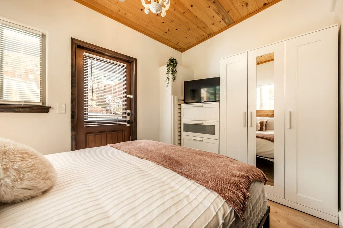 Beautiful Tiny Home Nestled in Woodland Park and near Manitou Springs, Perfect for a Weekend Getaway