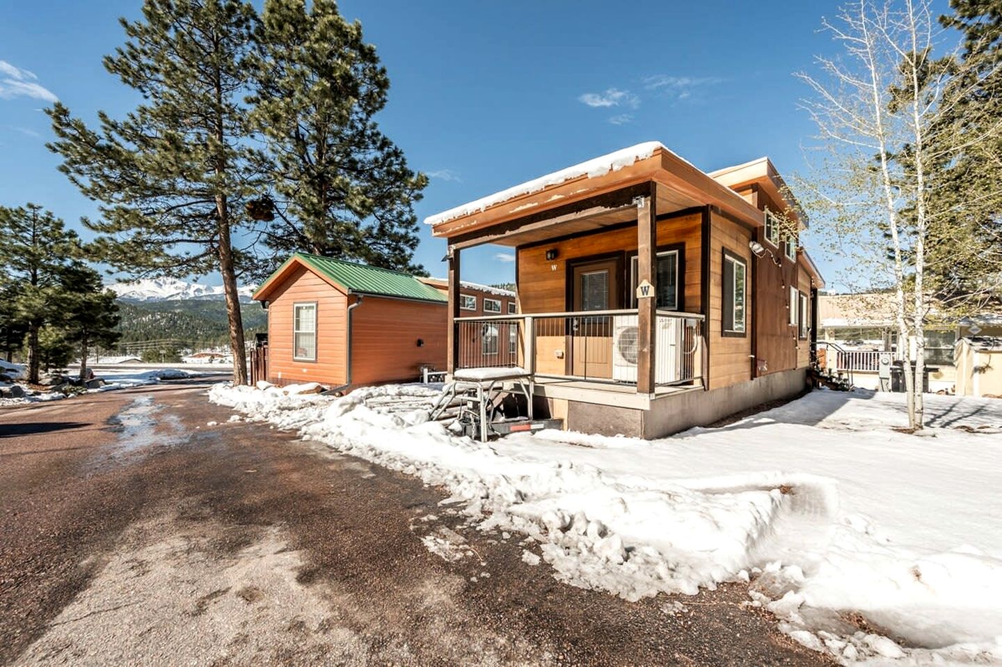 Beautiful Tiny Home Nestled in Woodland Park and near Manitou Springs, Perfect for a Weekend Getaway