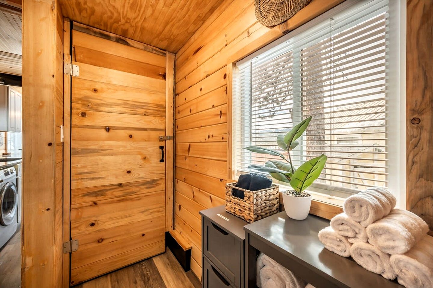 Rustic Tiny Home near Garden of the Gods, Perfect for a Weekend Getaway from Colorado Springs