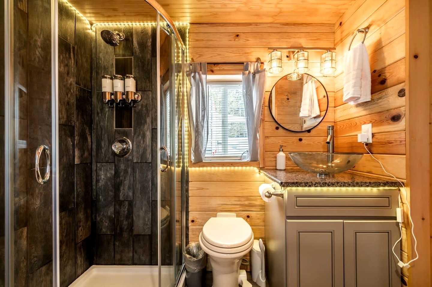 Rustic Tiny Home near Garden of the Gods, Perfect for a Weekend Getaway from Colorado Springs