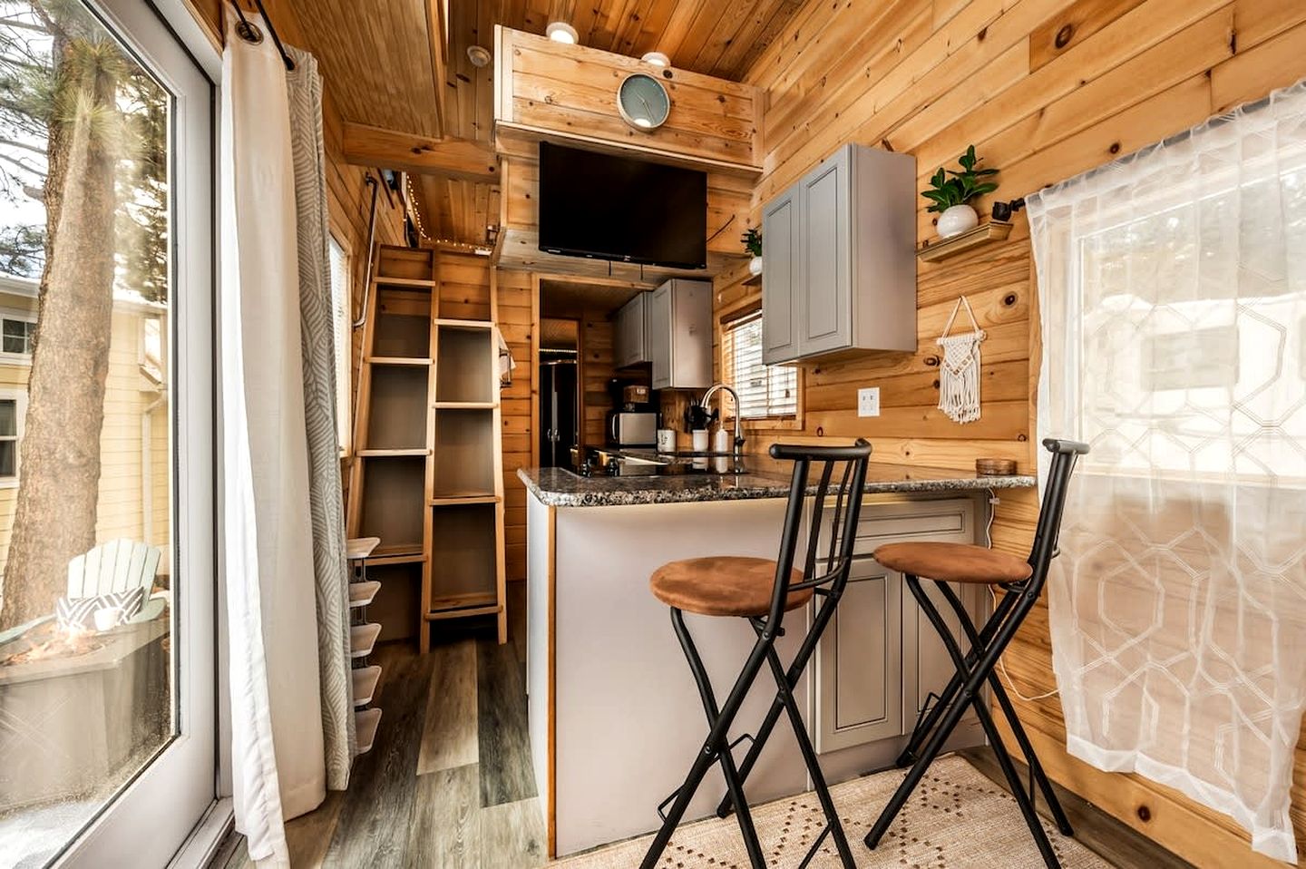 Rustic Tiny Home near Garden of the Gods, Perfect for a Weekend Getaway from Colorado Springs