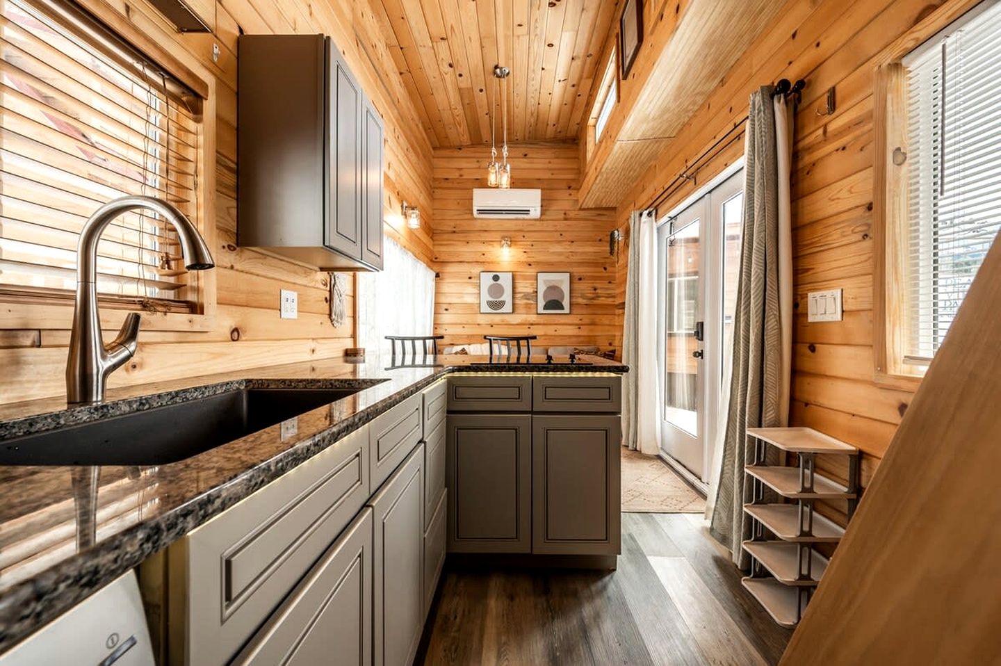 Rustic Tiny Home near Garden of the Gods, Perfect for a Weekend Getaway from Colorado Springs