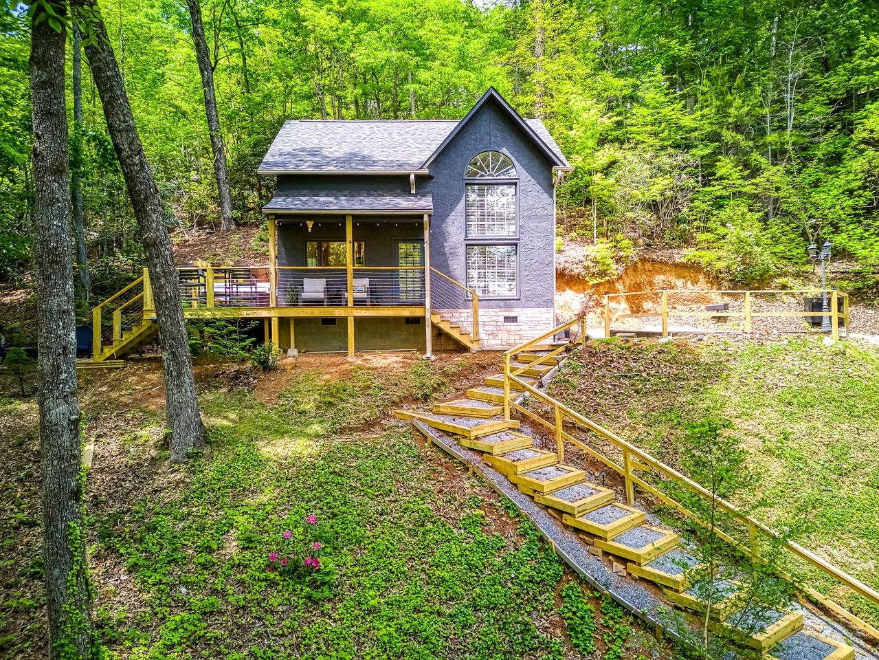 Secluded Mountain Cabin with Hot Tub & Fire Pit Deck in Gatlinburg, Tennessee