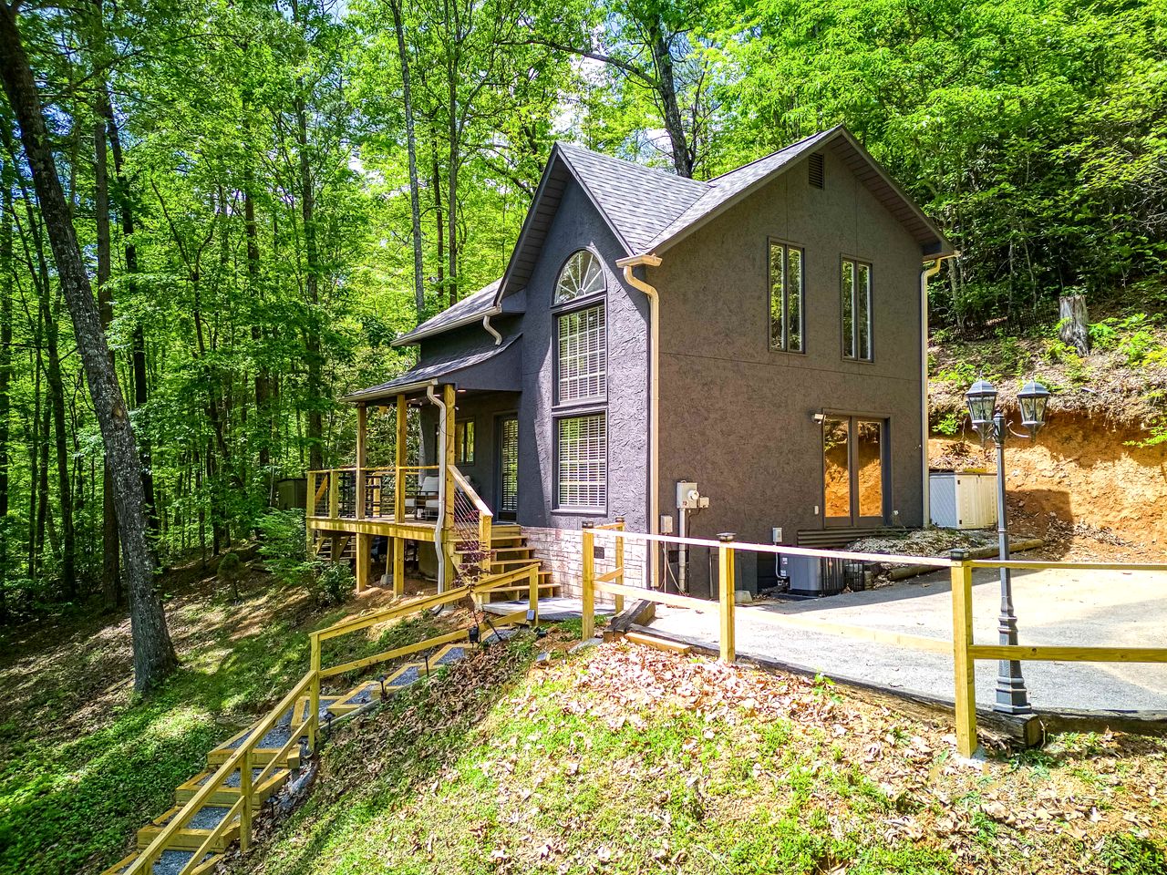 Secluded Mountain Cabin with Hot Tub & Fire Pit Deck in Gatlinburg, Tennessee