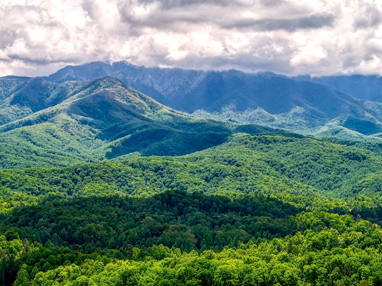 Secluded Mountain Cabin with Hot Tub & Fire Pit Deck in Gatlinburg, Tennessee