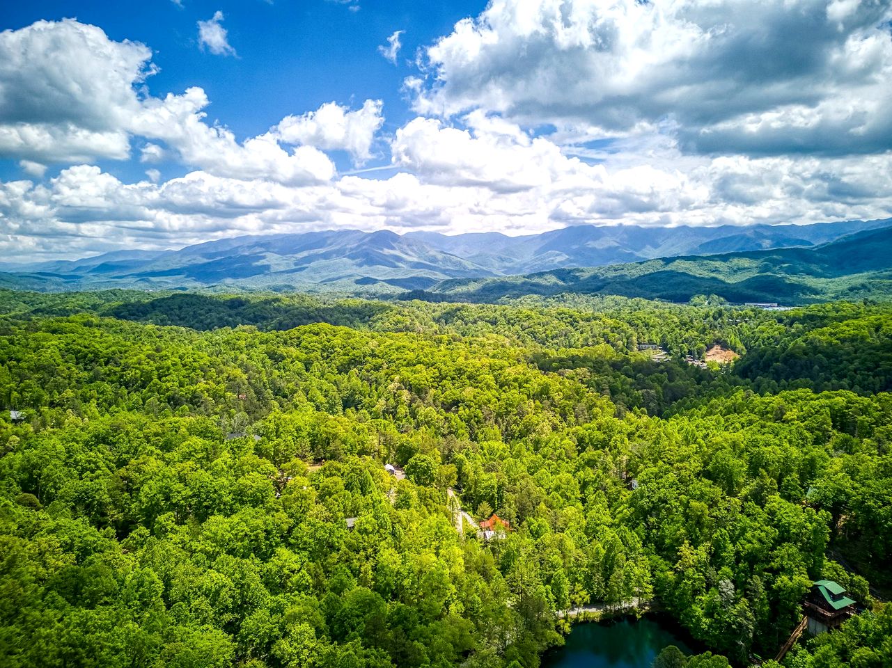 Secluded Mountain Cabin with Hot Tub & Fire Pit Deck in Gatlinburg, Tennessee