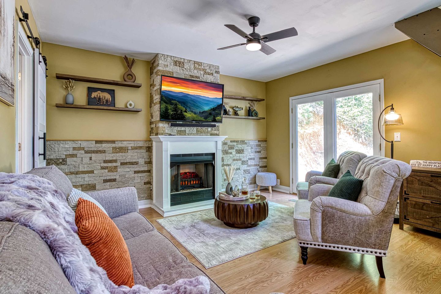 Secluded Mountain Cabin with Hot Tub & Fire Pit Deck in Gatlinburg, Tennessee