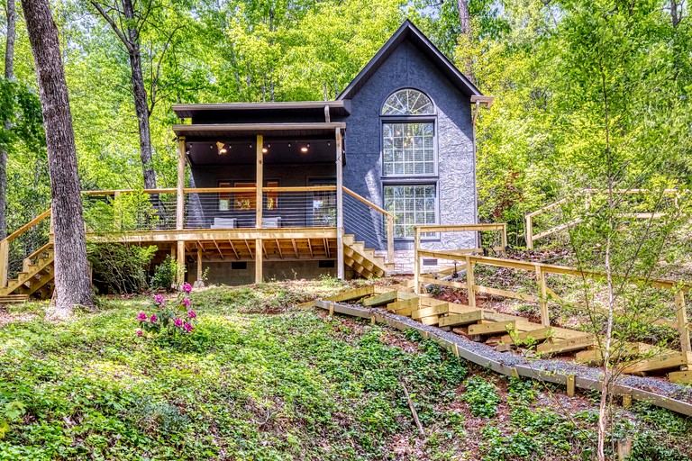 Secluded Mountain Cabin with Hot Tub & Fire Pit Deck in Gatlinburg, Tennessee