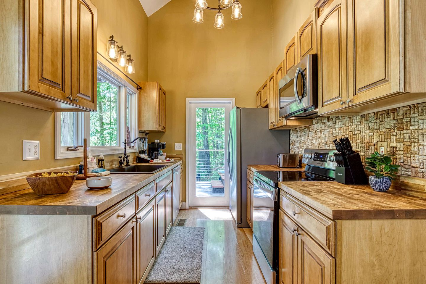 Secluded Mountain Cabin with Hot Tub & Fire Pit Deck in Gatlinburg, Tennessee