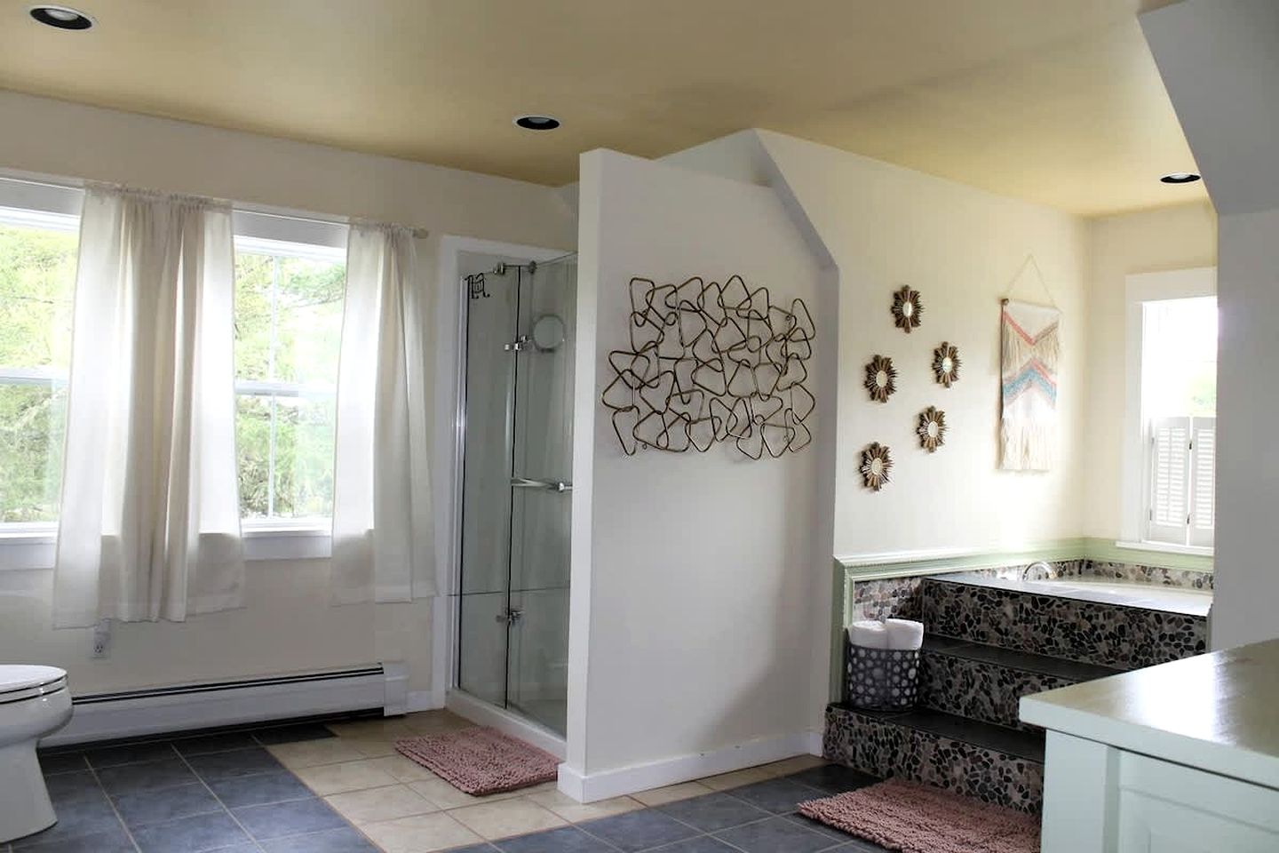 Charming Dog-Friendly Beach House with Fire Pit & Jetted Tub Near Carters Beach in Hancock, Maine