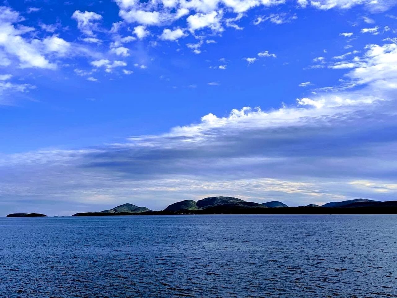 Charming Dog-Friendly Beach House with Fire Pit & Jetted Tub Near Carters Beach in Hancock, Maine