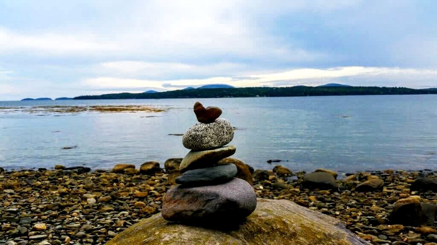 Charming Dog-Friendly Beach House with Fire Pit & Jetted Tub Near Carters Beach in Hancock, Maine
