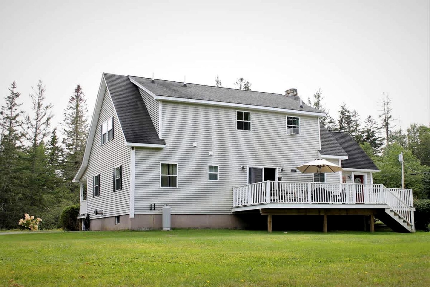 Charming Dog-Friendly Beach House with Fire Pit & Jetted Tub Near Carters Beach in Hancock, Maine