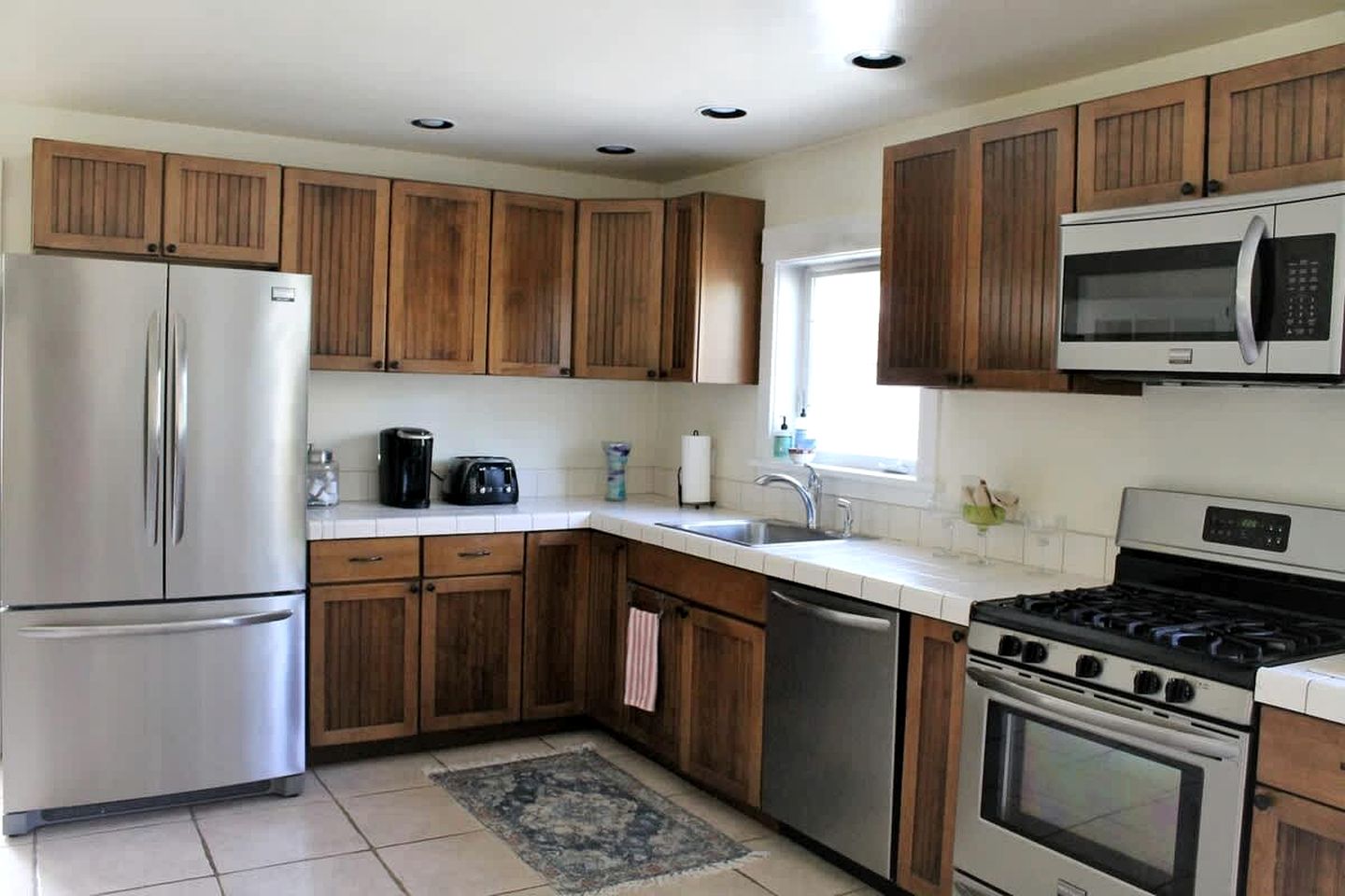 Charming Dog-Friendly Beach House with Fire Pit & Jetted Tub Near Carters Beach in Hancock, Maine