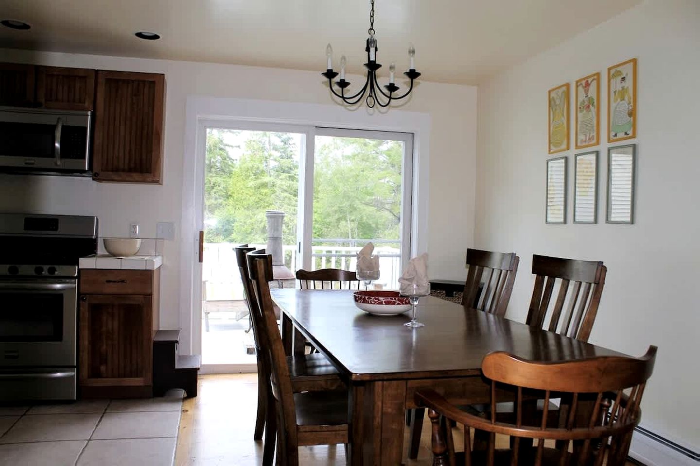 Charming Dog-Friendly Beach House with Fire Pit & Jetted Tub Near Carters Beach in Hancock, Maine