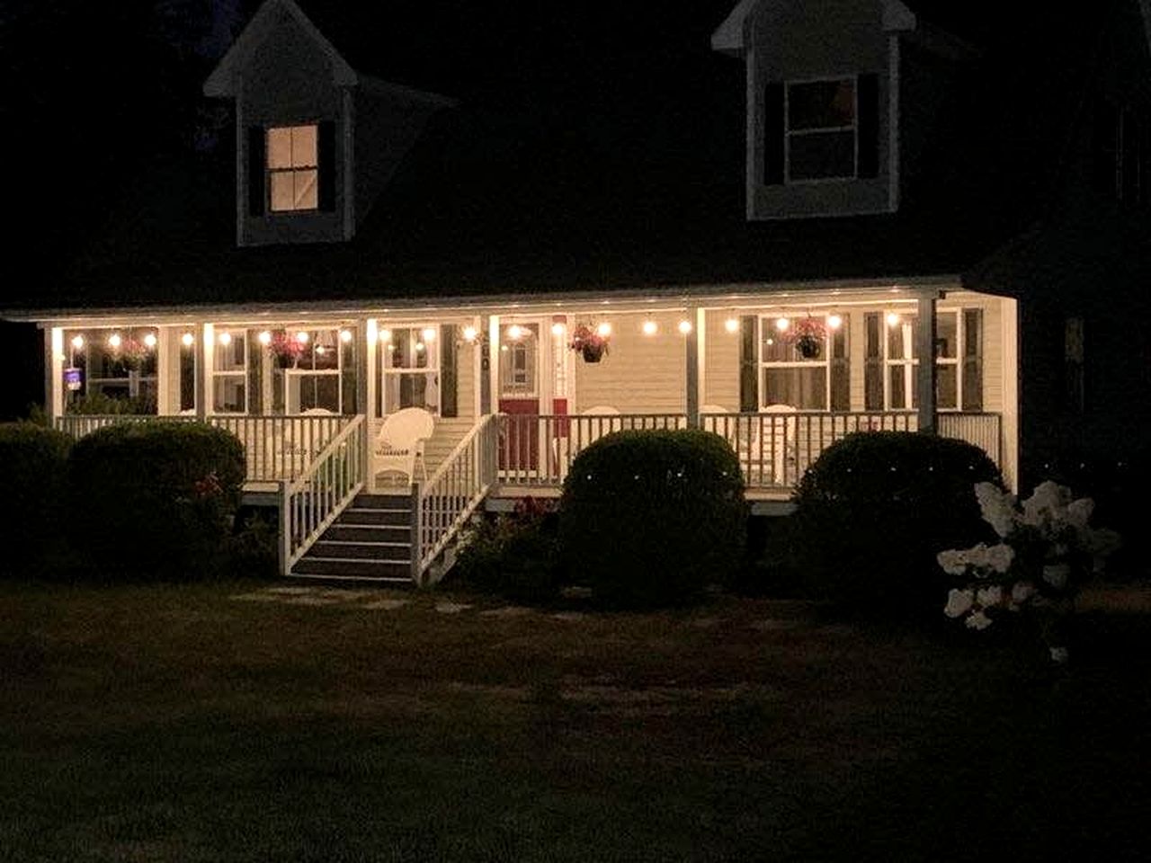 Charming Dog-Friendly Beach House with Fire Pit & Jetted Tub Near Carters Beach in Hancock, Maine