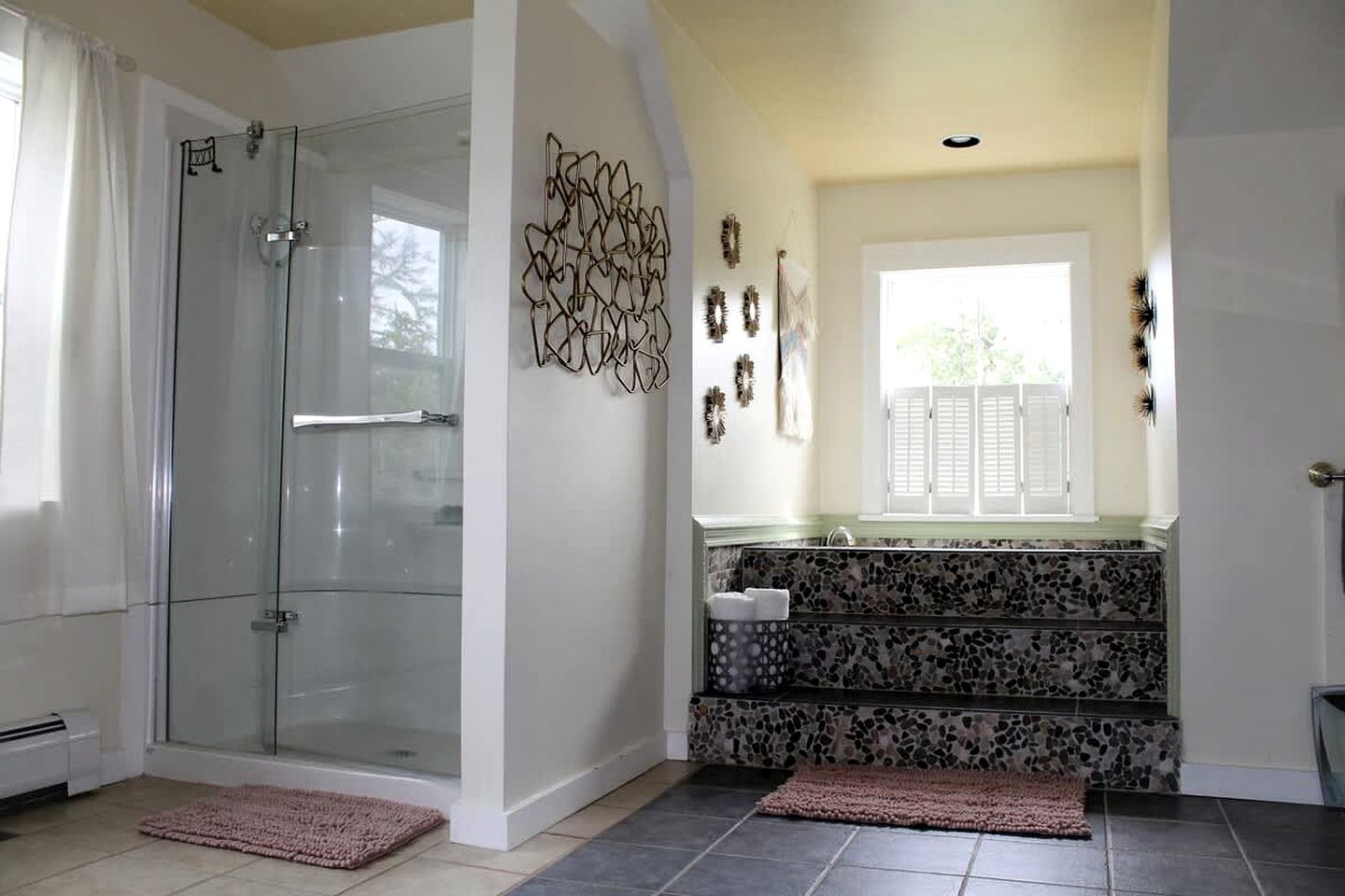 Charming Dog-Friendly Beach House with Fire Pit & Jetted Tub Near Carters Beach in Hancock, Maine