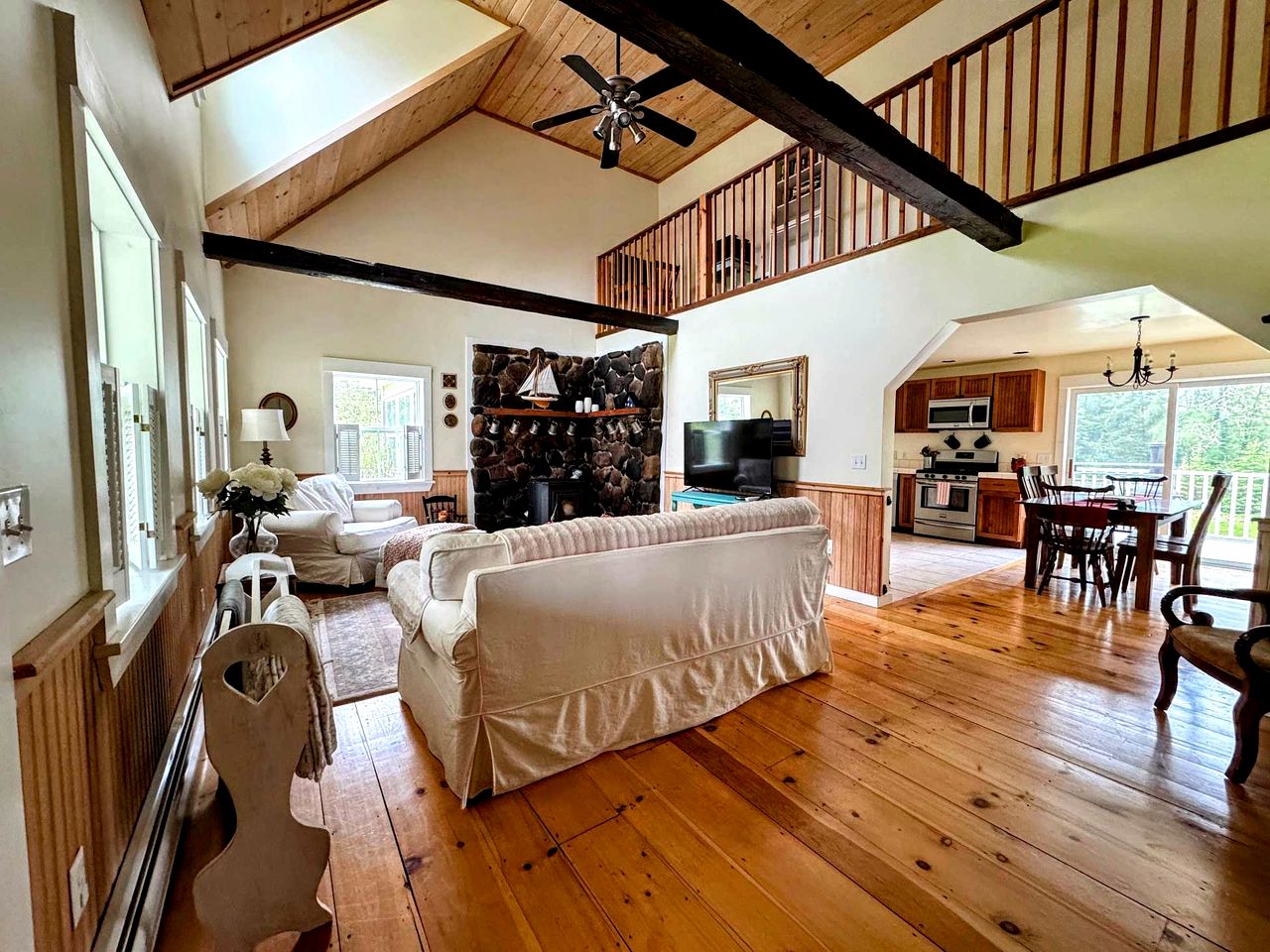 Charming Dog-Friendly Beach House with Fire Pit & Jetted Tub Near Carters Beach in Hancock, Maine