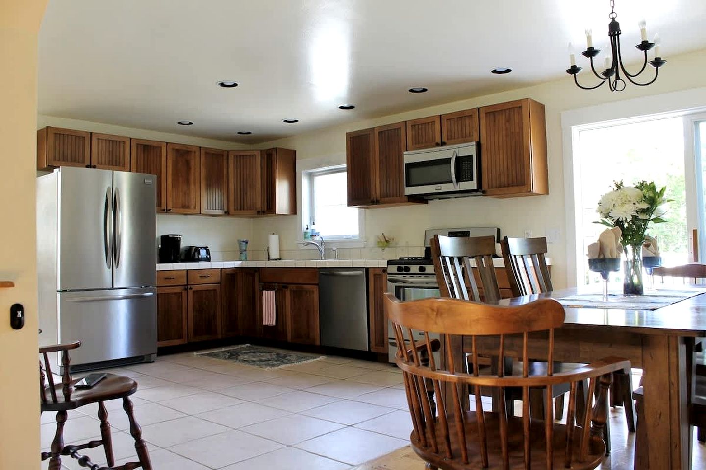 Charming Dog-Friendly Beach House with Fire Pit & Jetted Tub Near Carters Beach in Hancock, Maine