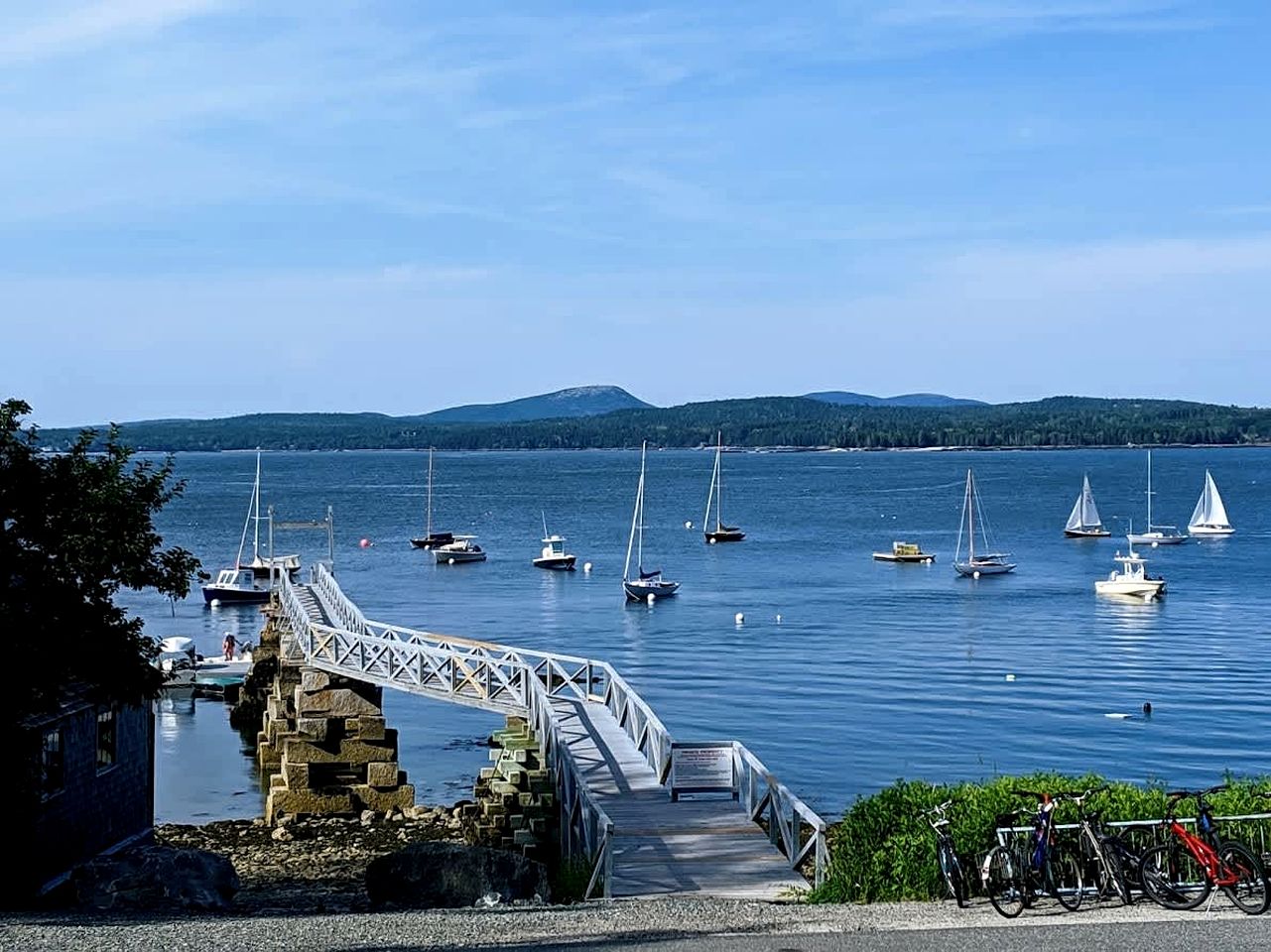 Charming Dog-Friendly Beach House with Fire Pit & Jetted Tub Near Carters Beach in Hancock, Maine