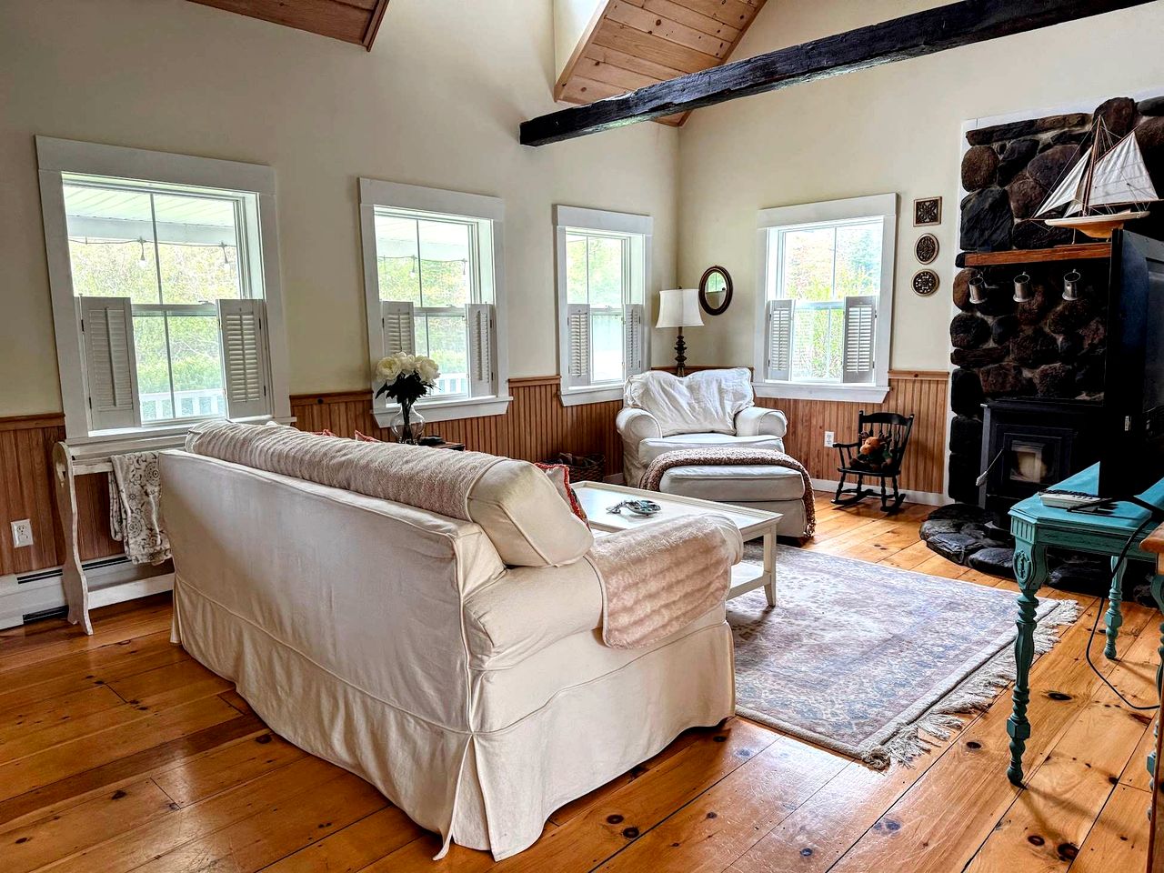 Charming Dog-Friendly Beach House with Fire Pit & Jetted Tub Near Carters Beach in Hancock, Maine