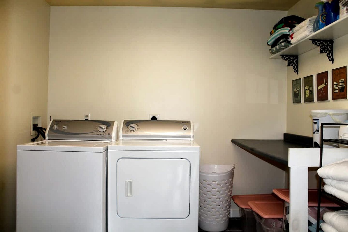 Charming Dog-Friendly Beach House with Fire Pit & Jetted Tub Near Carters Beach in Hancock, Maine