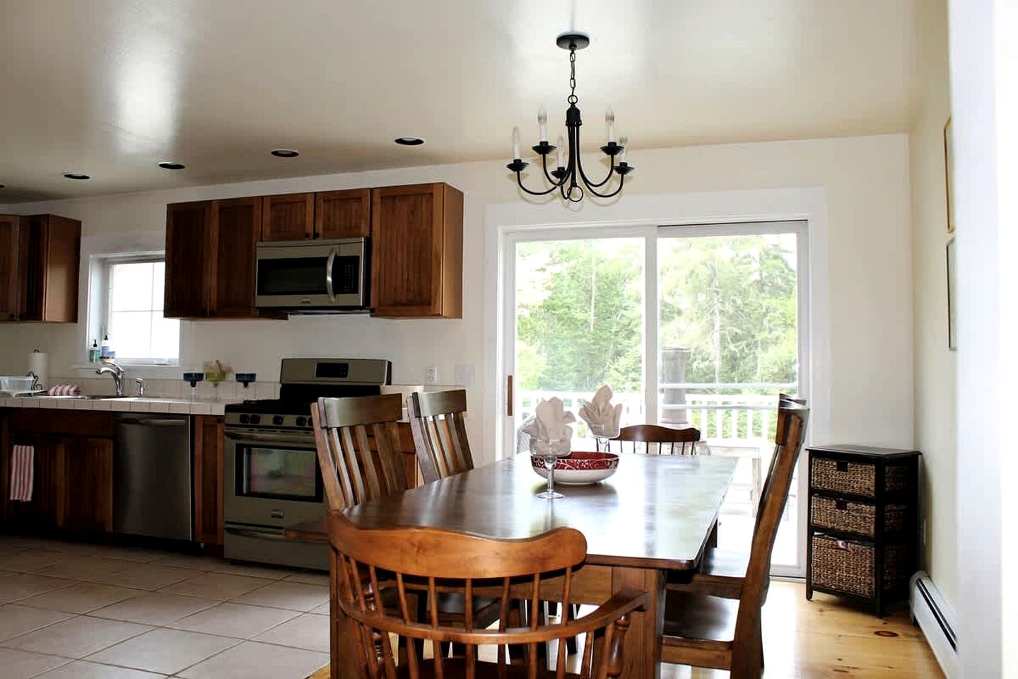 Charming Dog-Friendly Beach House with Fire Pit & Jetted Tub Near Carters Beach in Hancock, Maine