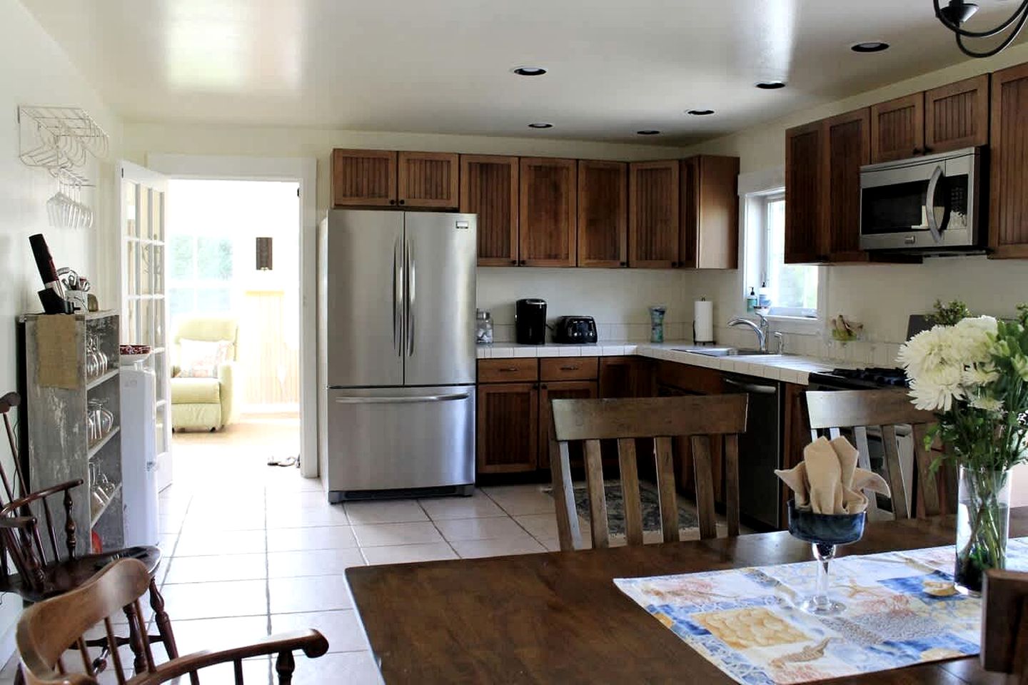 Charming Dog-Friendly Beach House with Fire Pit & Jetted Tub Near Carters Beach in Hancock, Maine