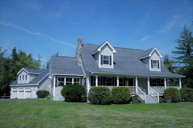 Charming Dog-Friendly Beach House with Fire Pit & Jetted Tub Near Carters Beach in Hancock, Maine