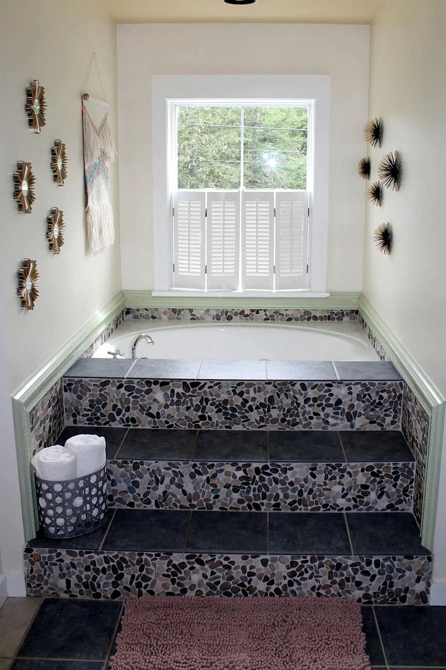 Charming Dog-Friendly Beach House with Fire Pit & Jetted Tub Near Carters Beach in Hancock, Maine